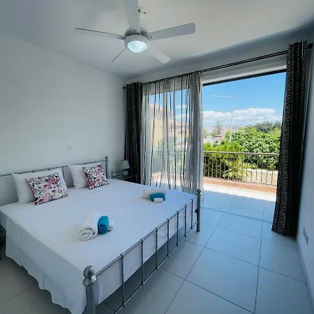 Cosy Holiday House With Fantastic Communal Pools *