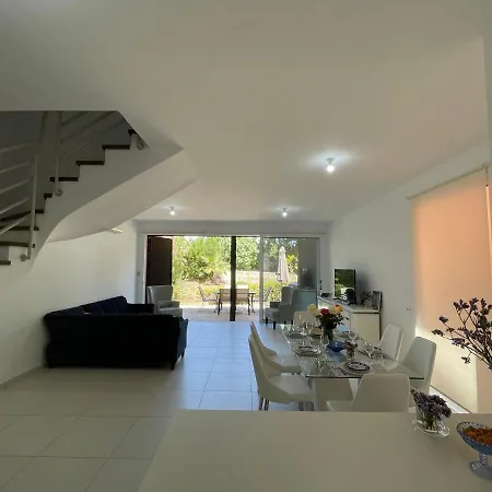 Cosy Holiday House With Fantastic Communal Pools Casa de Férias Pafos